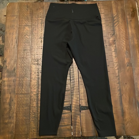 Women’s Nike 7/8 black leggings. Size large. I’m new condition! - Picture 4 of 5